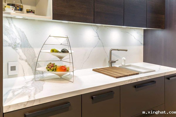 岩板可以铺贴地面，应用定制家具领域