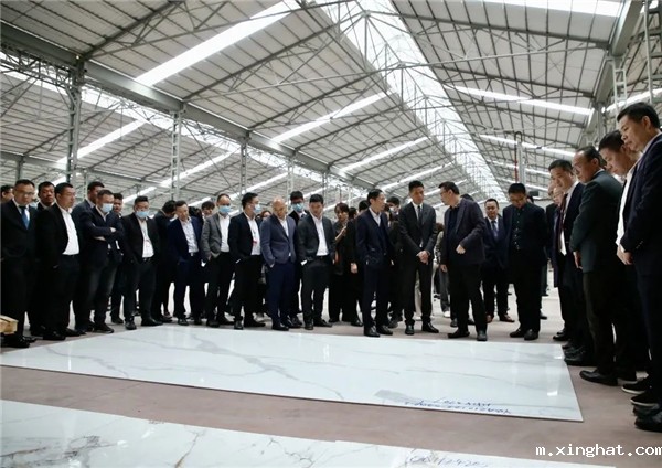 宏宇陶瓷全线生产，领导同行生产车间参观岩板产品