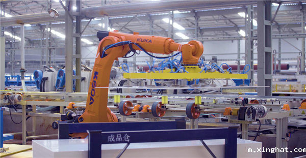 宏宇陶瓷全线生产，领导同行生产车间参观岩板产品