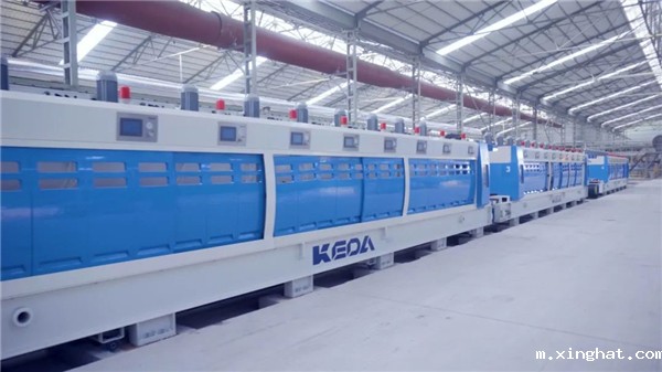 宏宇陶瓷全线生产，领导同行生产车间参观岩板产品