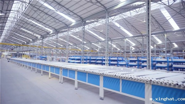 宏宇陶瓷全线生产，领导同行生产车间参观岩板产品